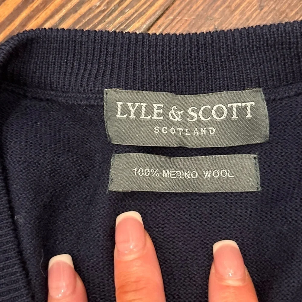 Lyle And Scott Men’s V Neck 100% Merino Wool Navy Sweater NWOT Sz L Rn# 105741